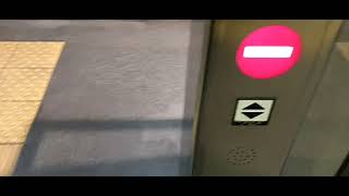 Defekter Thyssenkrupp Aufzug In Einem U-Bahnhof In Köln.