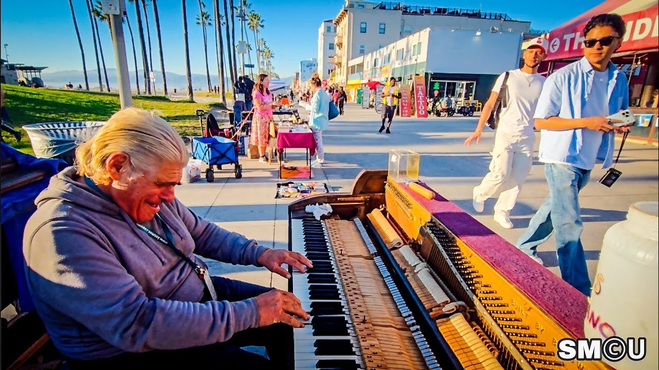 𝗕𝗢𝗔𝗥𝗗𝗪𝗔𝗟𝗞 𝗠𝗨𝗦𝗜𝗖 𝗥𝗘𝗧𝗨𝗥𝗡𝗦: Nathan “Piano Man” Pino Performs on the Venice Boardwalk