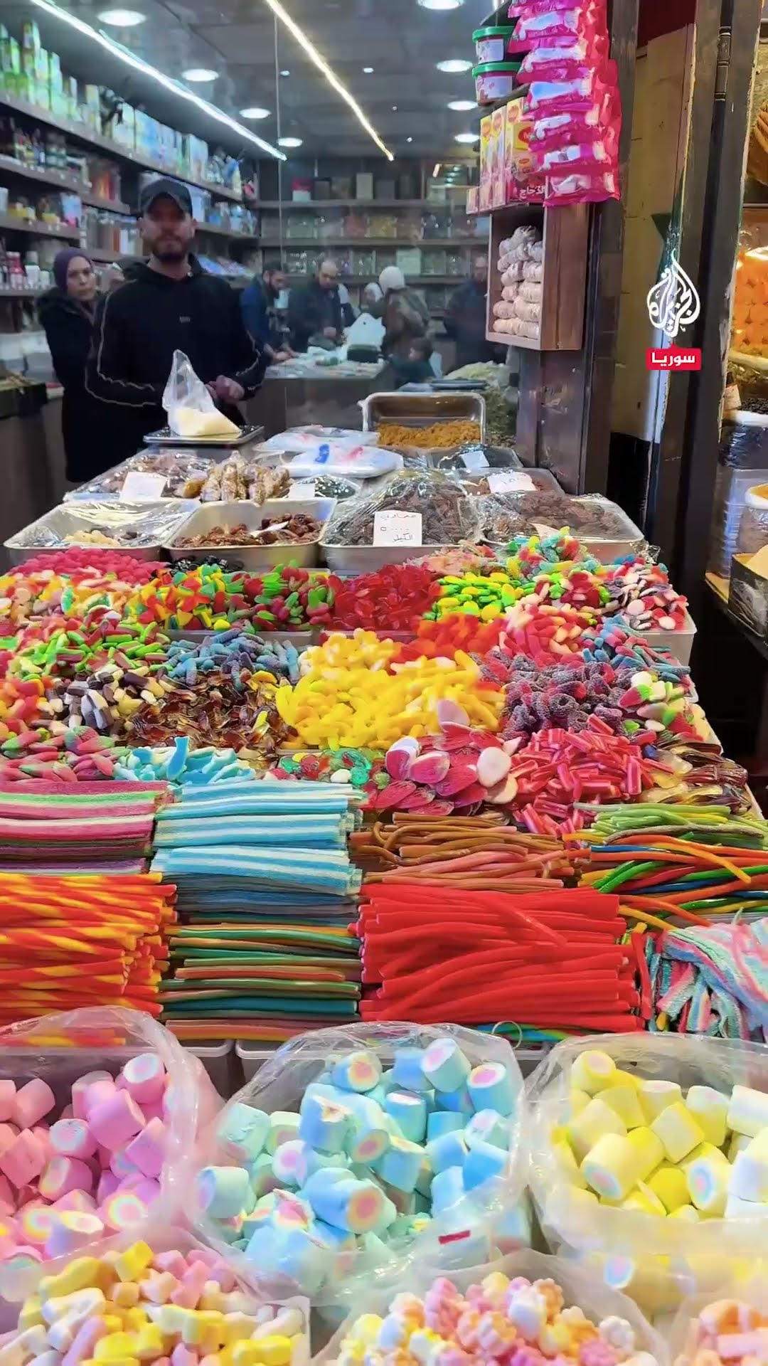 حركة بأسواق دمشق القديمة قبيل حلول شهر رمضان