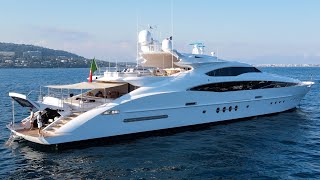 St Tropez: Il manoeuvre son yacht comme une citadine (ENG Subt)