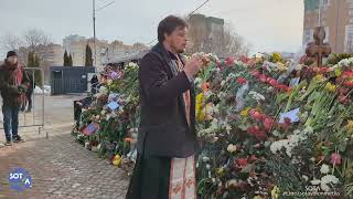 На могиле Алексея Навального священник провел молитву. Несмотря на рабочий день люди продолжают идти