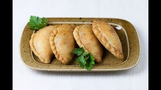Самосы со шпинатом и сыром. Мастер-класс от поваров АМРИТАЛОКИ Самосы со шпинатом и сыром. Мастер-класс от поваров АМРИТАЛОКИ