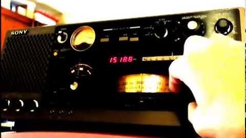 Demonstrating the SONY ICF 6800W