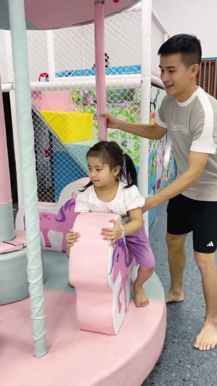Bé Miu đi khu vui chơi || Little daughter go playground #shorts