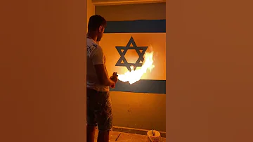 رسمت علم اسرائيل وولعت فيه تضامنا مع اخواتنا الفلسطينيين و رسمت علم فلسطين مكانه 
