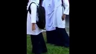 Kanak-kanak Perempuan Bergaduh di Sekolah