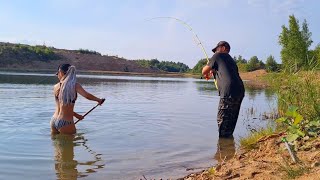 видео: Невероятная РЫБАЛКА С ЖЕНОЙ! Мы новички УДЕЛАЛИ ПРОФЕССИОНАЛОВ! Еле вытащили такого гиганта! картинка: Невероятная РЫБАЛКА С ЖЕНОЙ! Мы новички УДЕЛАЛИ ПРОФЕССИОНАЛОВ! Еле вытащили такого гиганта!