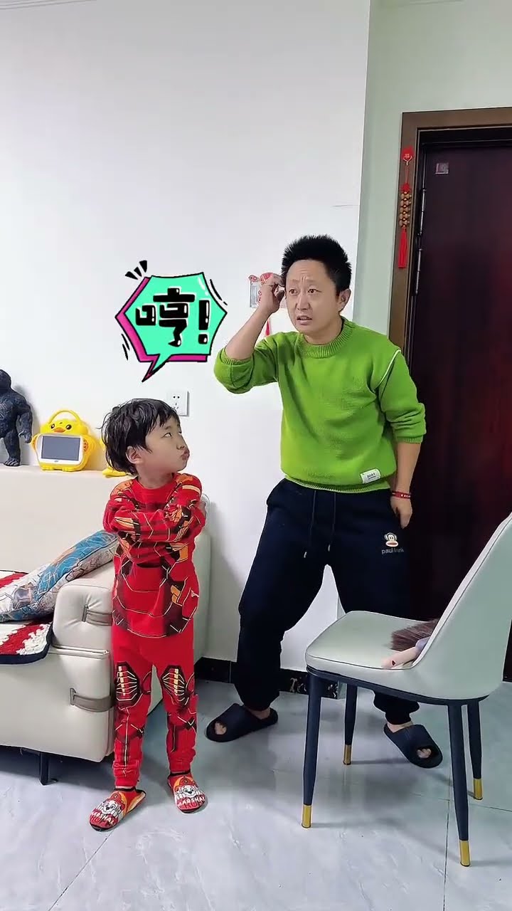 爸爸正在教训儿子，妈妈一回来，这态度大转变！#呆萌小米宝#萌娃#熊孩子