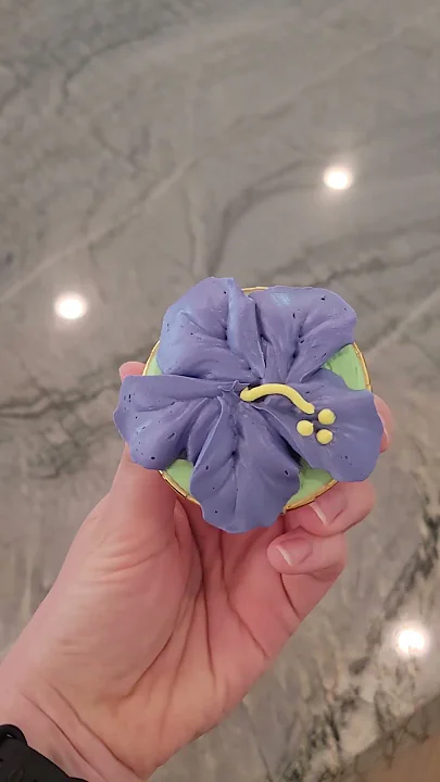 Cute Tropical Icing Flowers In Seconds! 🌺 #shorts #food #dessert #bake #decorate #icing #learn