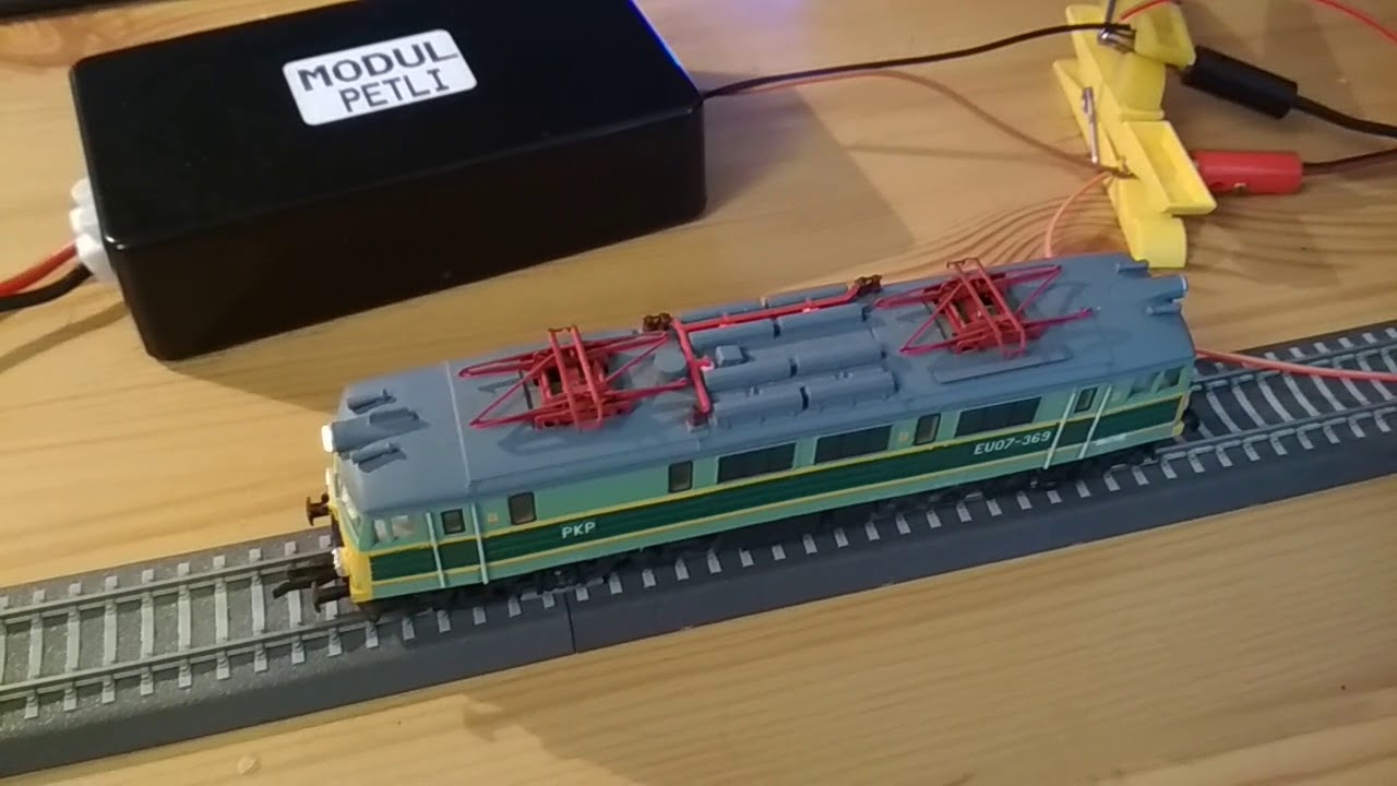 DCC Reverse loop module test - YouTube