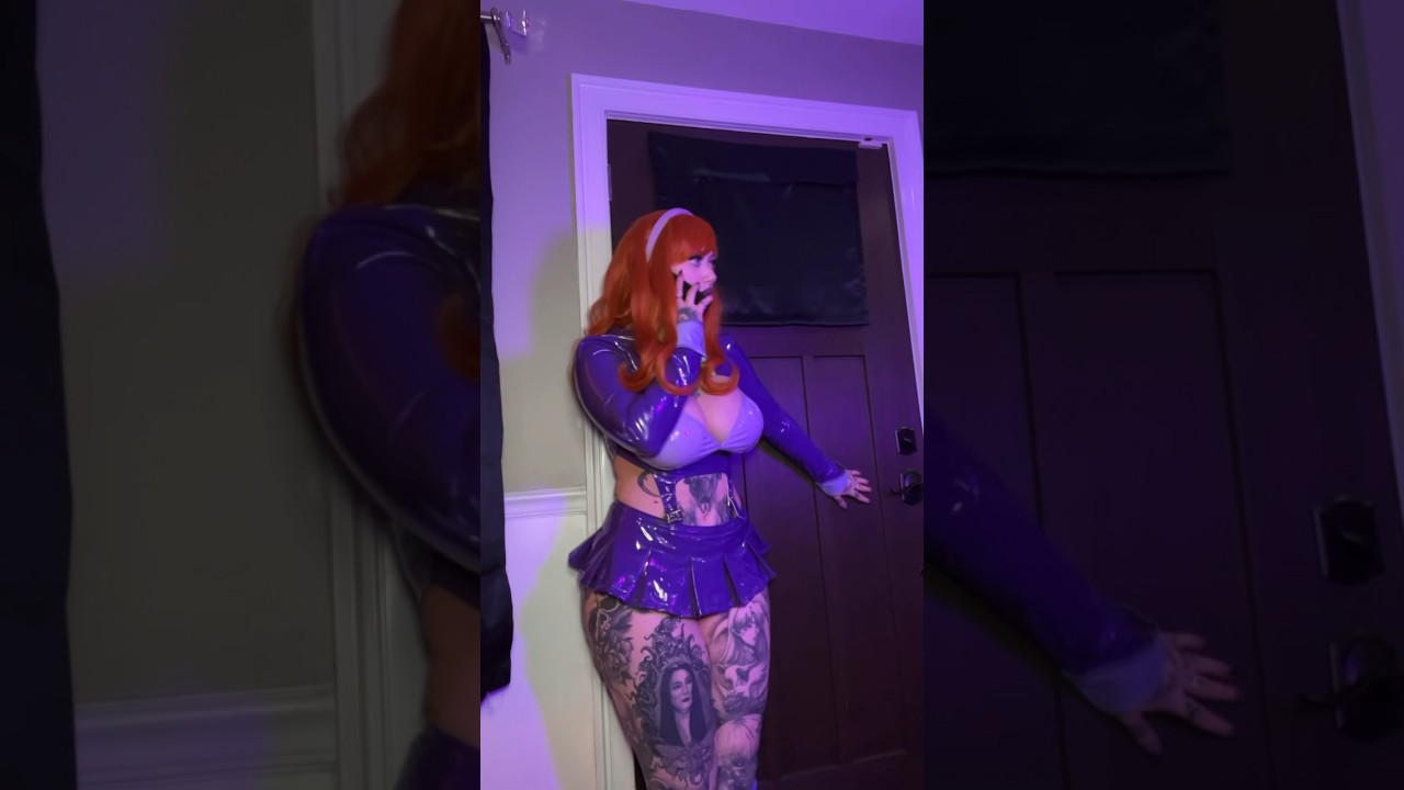 It was SO difficult to film this without turning around💀 #daphne #scoobydoo #cosplay