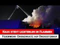 Feuerwehr-Großeinsatz auf Dreiseitenhof: Haus steht lichterloh in Flammen