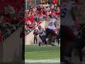Najee Murray intercepte le ballon des mains d'Adams