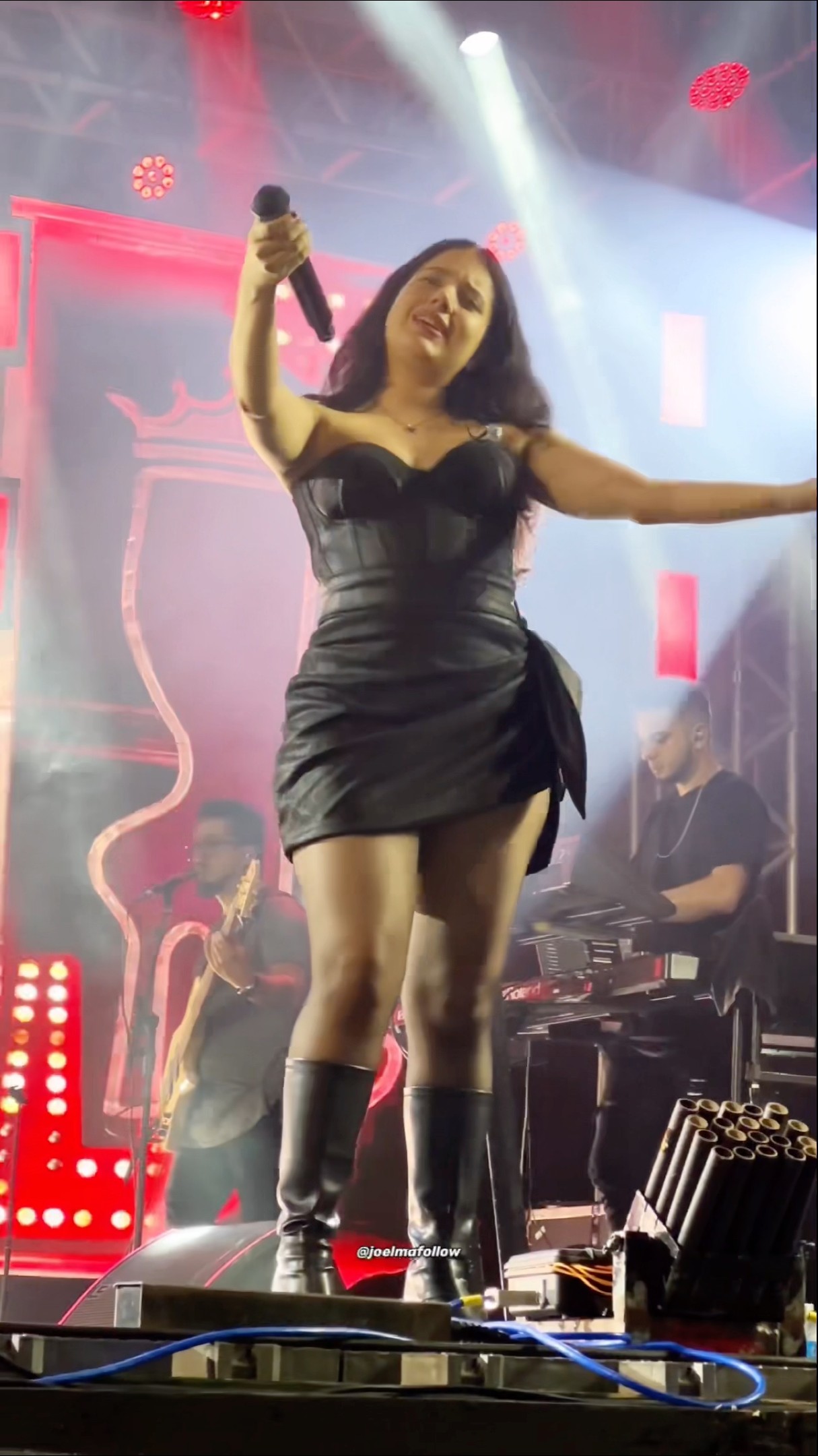 A filha da Joelma, Yasmin Mendes, cantando Marília Mendonça