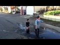 水溜りでやりたい放題【1分動画】Puddle play