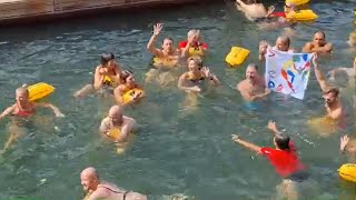 Le Snep Se Jette À Leau Pour Revendiquer Des Moyens Pour Lenseignement De La Natation