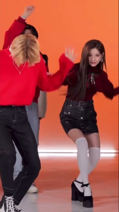 our center and maknae slayedd😍❤️#everglow #kpop #yiren #mia #readytolove