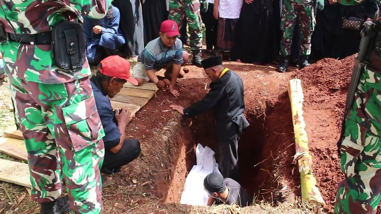 Pemakaman secara militer (alm) Srk Asep Romli