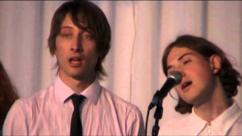 французский исполнитель stromae. мужчина поет. современная французская эстрада. вечная любовь шарль азнавур и мирей. стромае певец 2022.