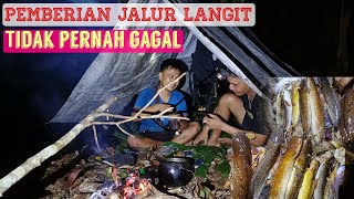 camping dan mencari ikan meski sempat mendengar suara tertawa