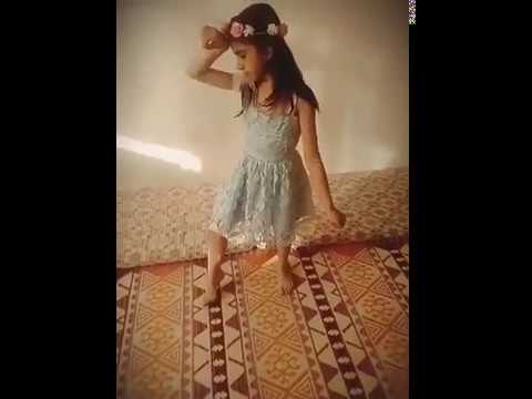 Hint dansı yapan kücük kız (cheez badi)