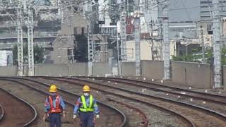 [京阪電車]2人組の作業員さんと8000系特急出町柳行(警笛あり)