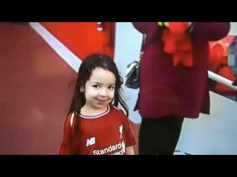 شاهد ماذا فعلت جماهير ليفربول عندما رات مكه بنت محمد صلاح جمهور عظيم