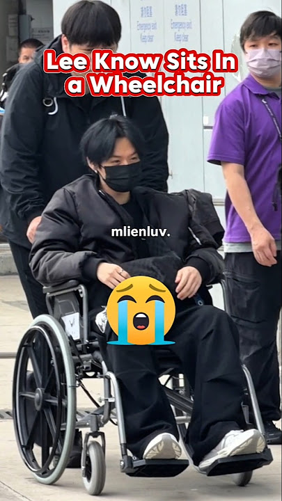 Lee Know Sits In A Wheelchair😭😭 STRAY KIDS Returns to Korea #straykids #skz #leeknow #felix #hyunjin