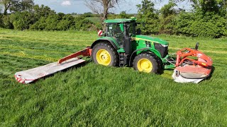 JOHN DEERE 7R 330 mit KUHN Mähkombi am Gras mähen / 4k