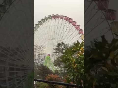 O vento axita a noria de Nadal de Vigo e obriga o aprazamento da súa apertura