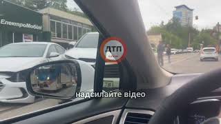 Карколомна автотроща двох важлиців в Києві на вулиці глибочицька: повністю встали трамваї.....