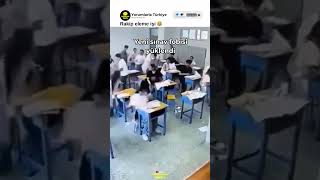 Sınava Giren Öğrencilerden Biri Sinirlenip Herkesin Kağıdını Yırtıyor