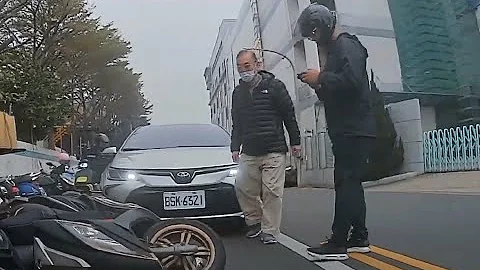 【车祸影片】 阿伯下车后的第一句话是？（2023.02.13 新竹县湖口乡三民路与自强路口 - 天天要闻