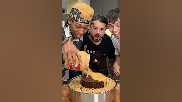 Giant Reese’s Cookie Pie 🍪 w/ @yoeats23 & @YTSae #shorts