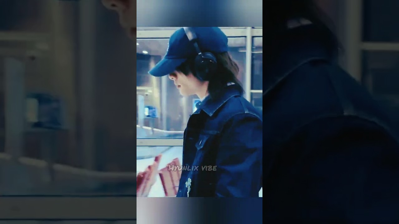 🥟🥝😍Hyunjin doesn't walk, he performs a slay-walk. 🖤🕶️"