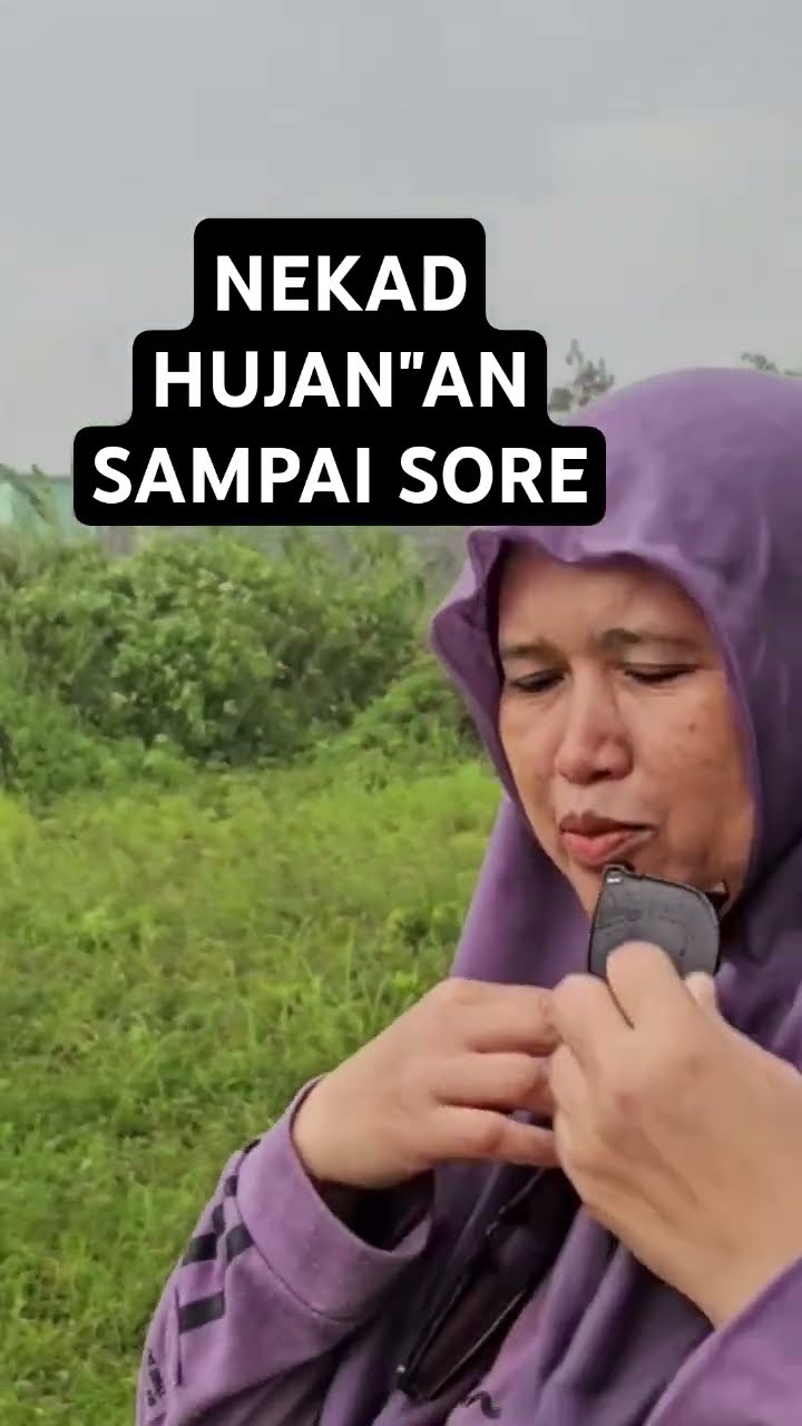 Jalan Kaki Sambil Diguyur Hujan