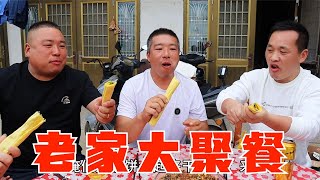 胖哥約大哥小妹回老家一家十口圍著桌子聚餐說說笑笑太開心了【小喬家胖大哥】