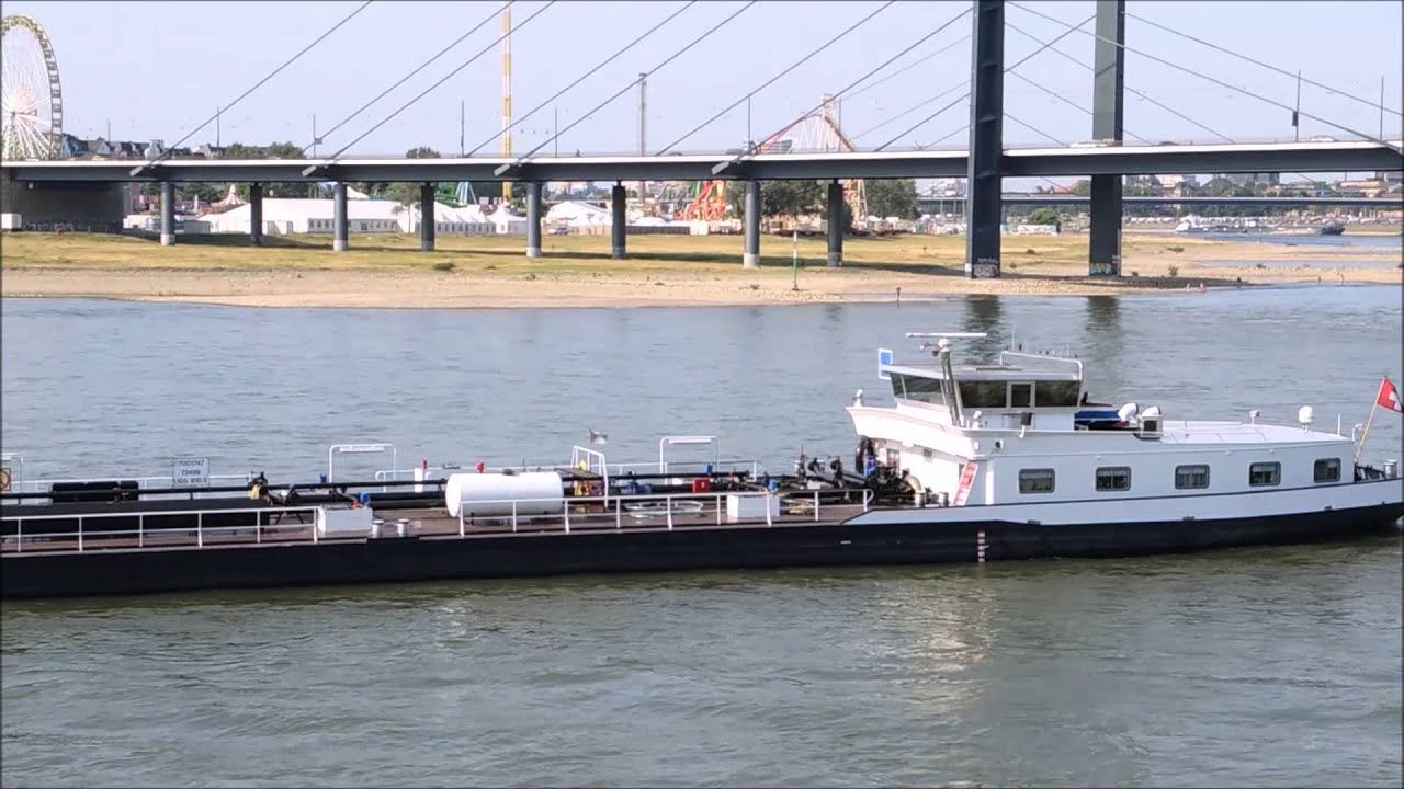 Binnenschiff Roma auf dem Rhein bei Düsseldorf