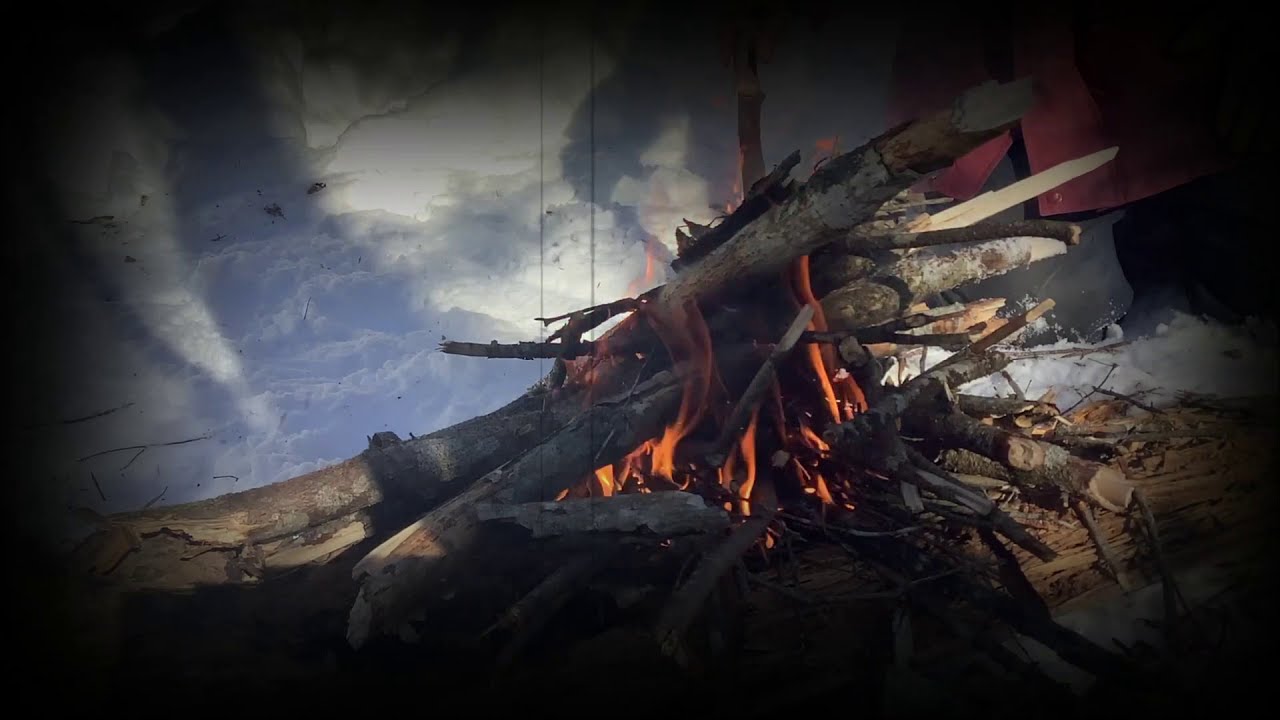 Feu primitif par percussion avec des roches