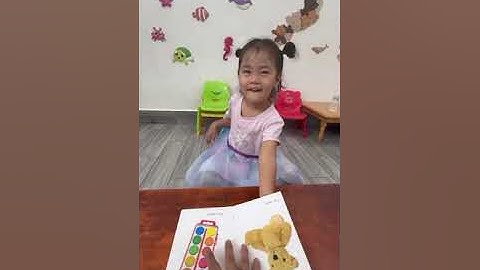 Tiếng Anh Giao Tiếp Thiếu Nhi Tại Phan Thiết: Lily reading a book called Toys