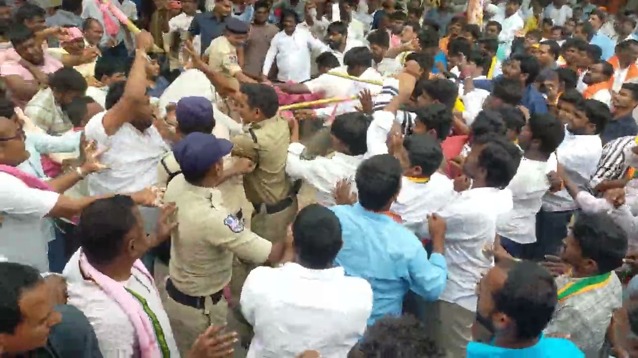 trs and bjp fighting at munugode