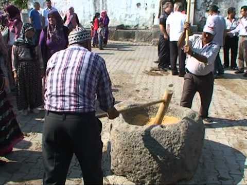 DAVUTLAR KÖYÜ (çiftci ailesi sünnet cemiyetinde) GELENEKSEL  KEŞKEK HAZIRLAMA