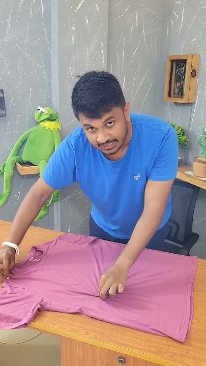 how to flod a shirt 👕 #tipsandtricks #thaaarustories
