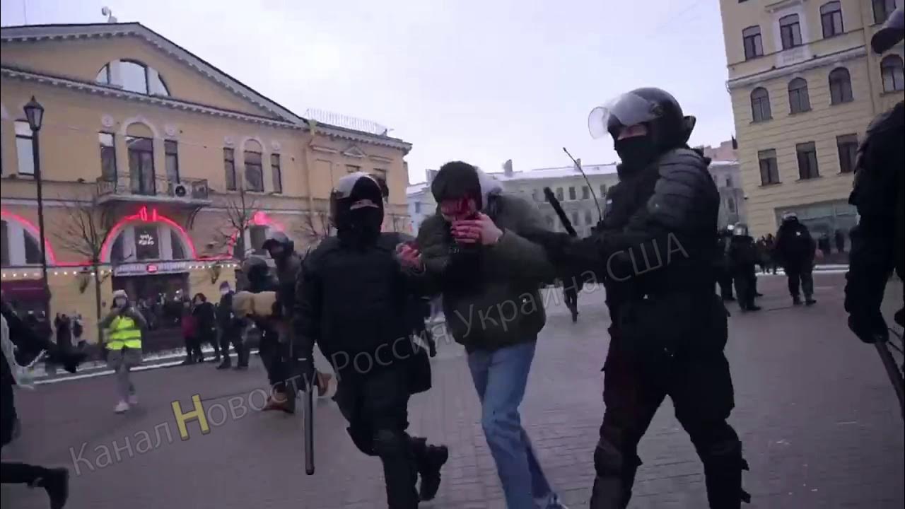 Сколько длится арест. Митинг Навального 2021 Нижний Новгород. Фото силовики несут протестующих. 60 Минут про фонарики митинги Навального в 2021 года.