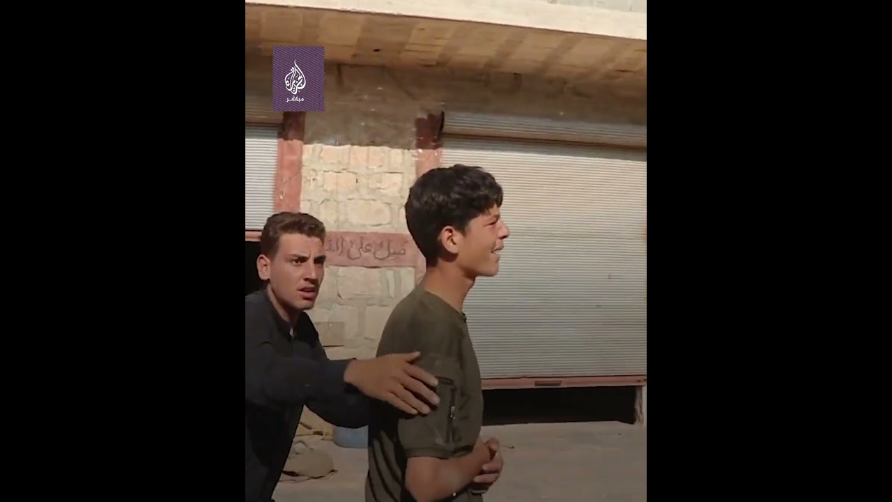بالبكاء والصراخ شاب سوري يبحث عن أخويه بعد قصف مدفعي لقوات النظام السوري وروسيا