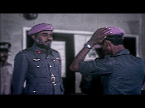 السلطان قابوس يوزع شعار الكتيبة للسرية الاولى من قوة السلطان الخاصة 1977م