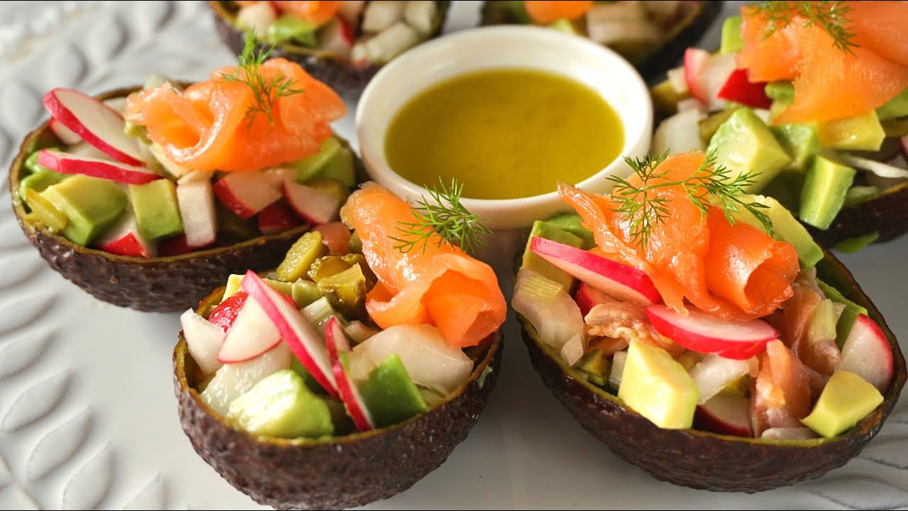 Aguacates rellenos de salmón. Entrante fácil y rápido para Navidad