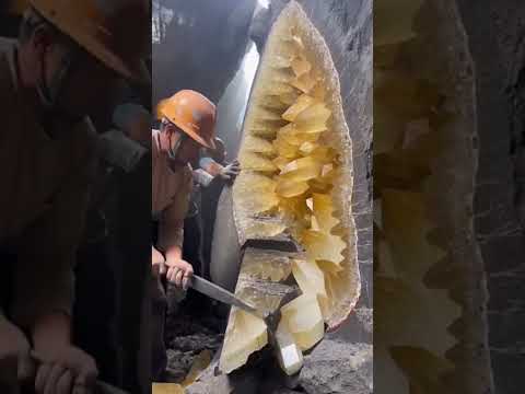 فتحوا هذه الصخرة ووجدوا بداخلها بلورات صفراء عملاقة