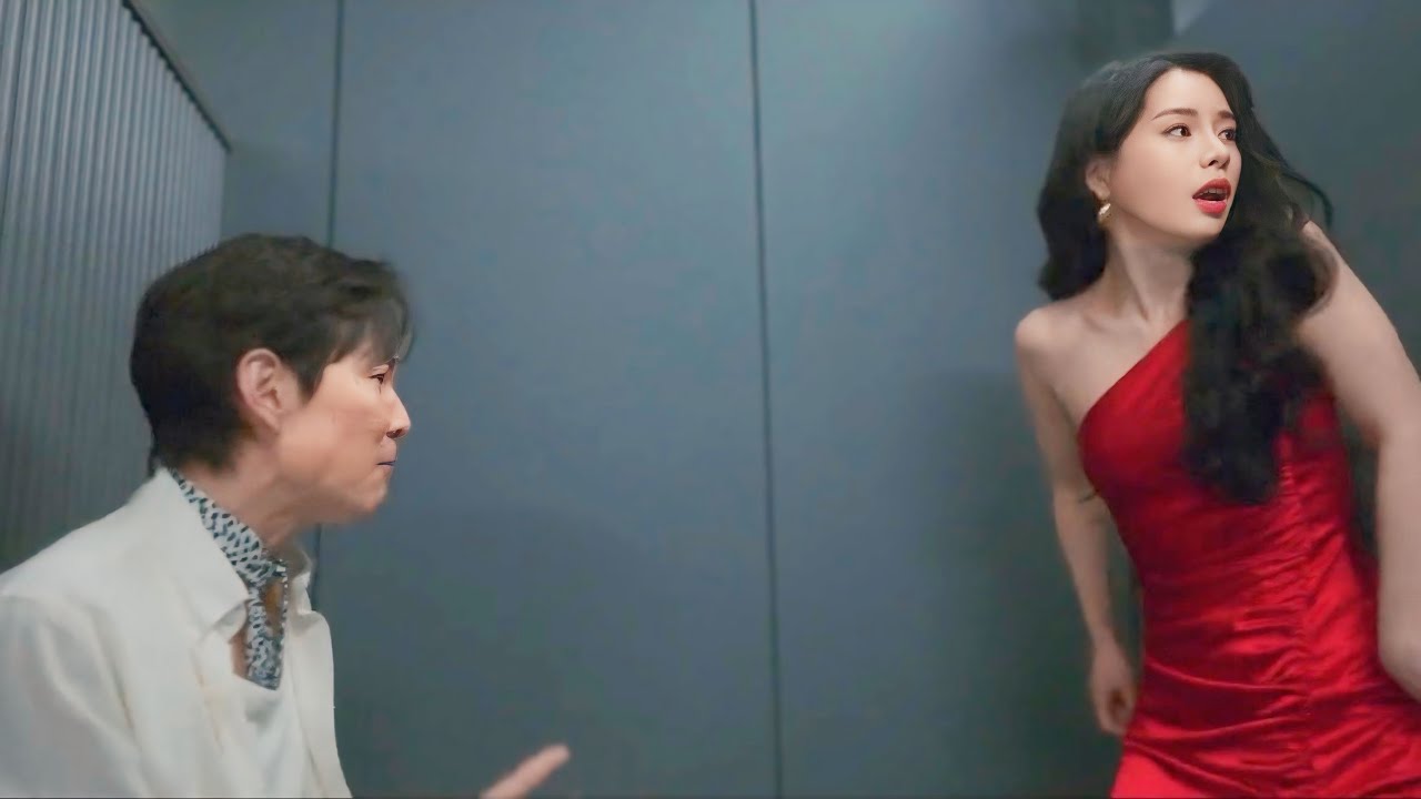 Известный актер жертвует своей творческой карьерой, чтобы спасти возлюбленную, но влюбляется в жу...