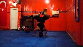 Kafa Ustunden Sora Handstand Syk